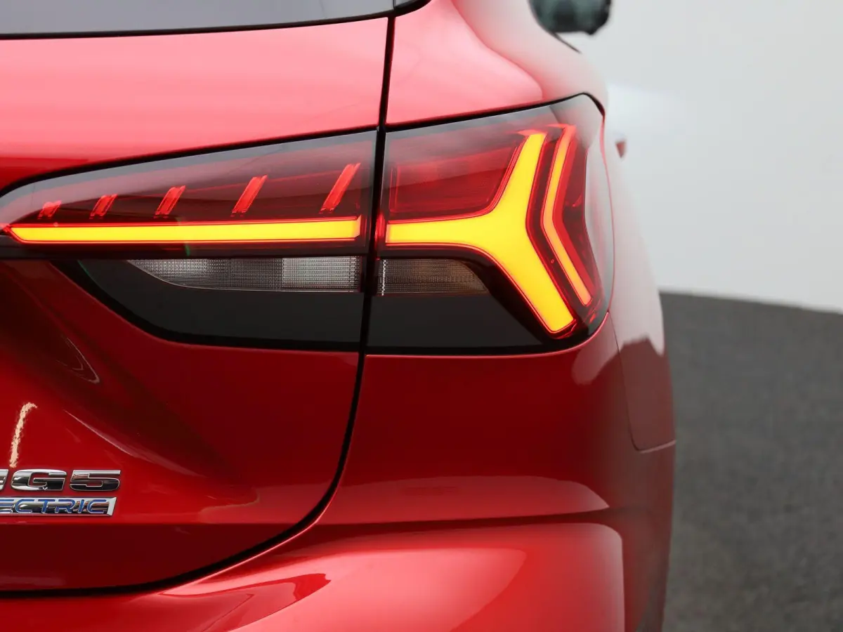 MG5 Electric Standard Range Luxury 50 kWh | 87,1% SOH | ACHTERUITRIJCAMERA | STOELVERWARMING | APPLE CARPLAY | ANDROID AUTO | CRUISECONTROL | LEDEREN BEKLEDING |