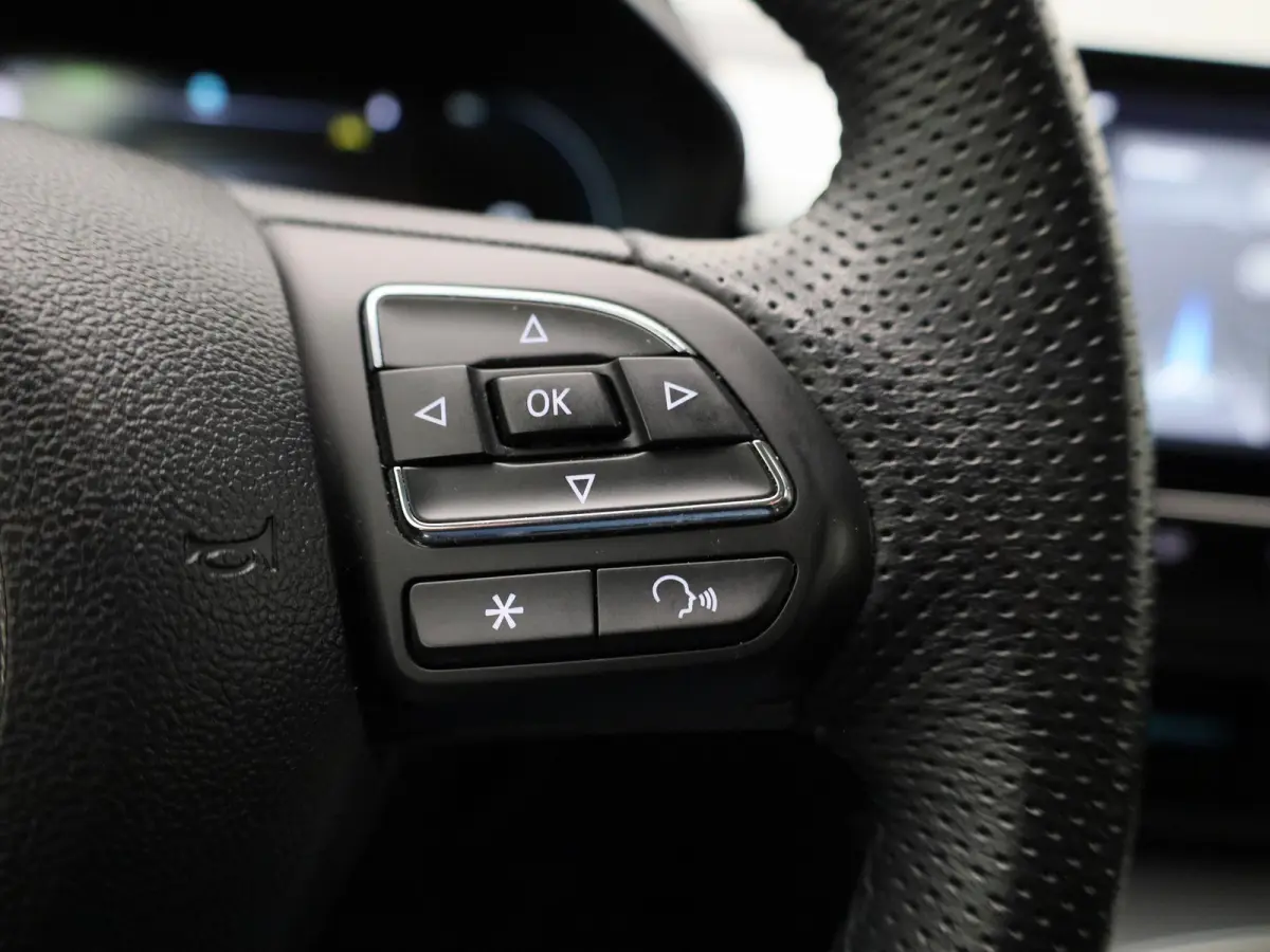 MG5 Electric Standard Range Luxury 50 kWh | 87,1% SOH | ACHTERUITRIJCAMERA | STOELVERWARMING | APPLE CARPLAY | ANDROID AUTO | CRUISECONTROL | LEDEREN BEKLEDING |
