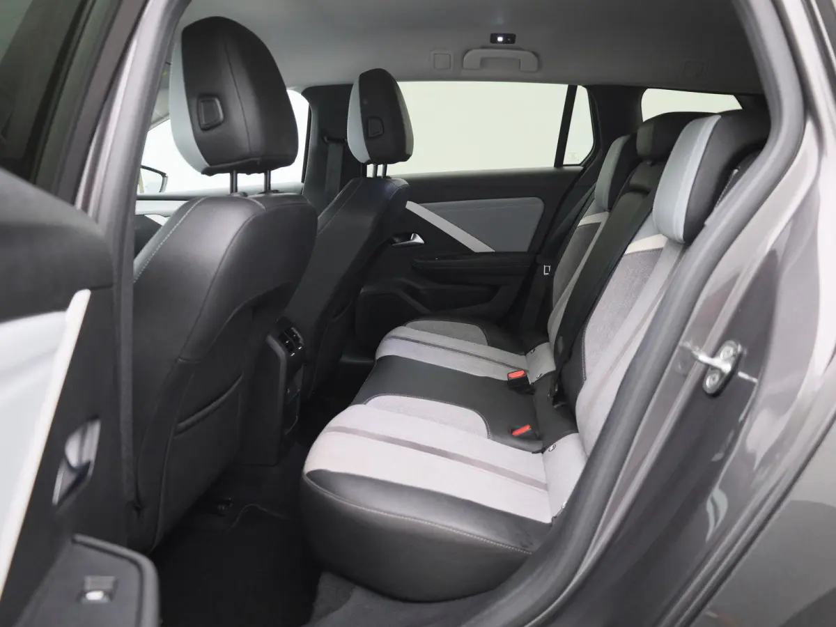 1.2 Business Elegance | AUTOMAAT | ACHTERUITRIJCAMERA | STOELVERWARMING | APPLE CARPLAY / ANDROID AUTO | ADAPTIEVE CRUISECONTROL | DAB+ |