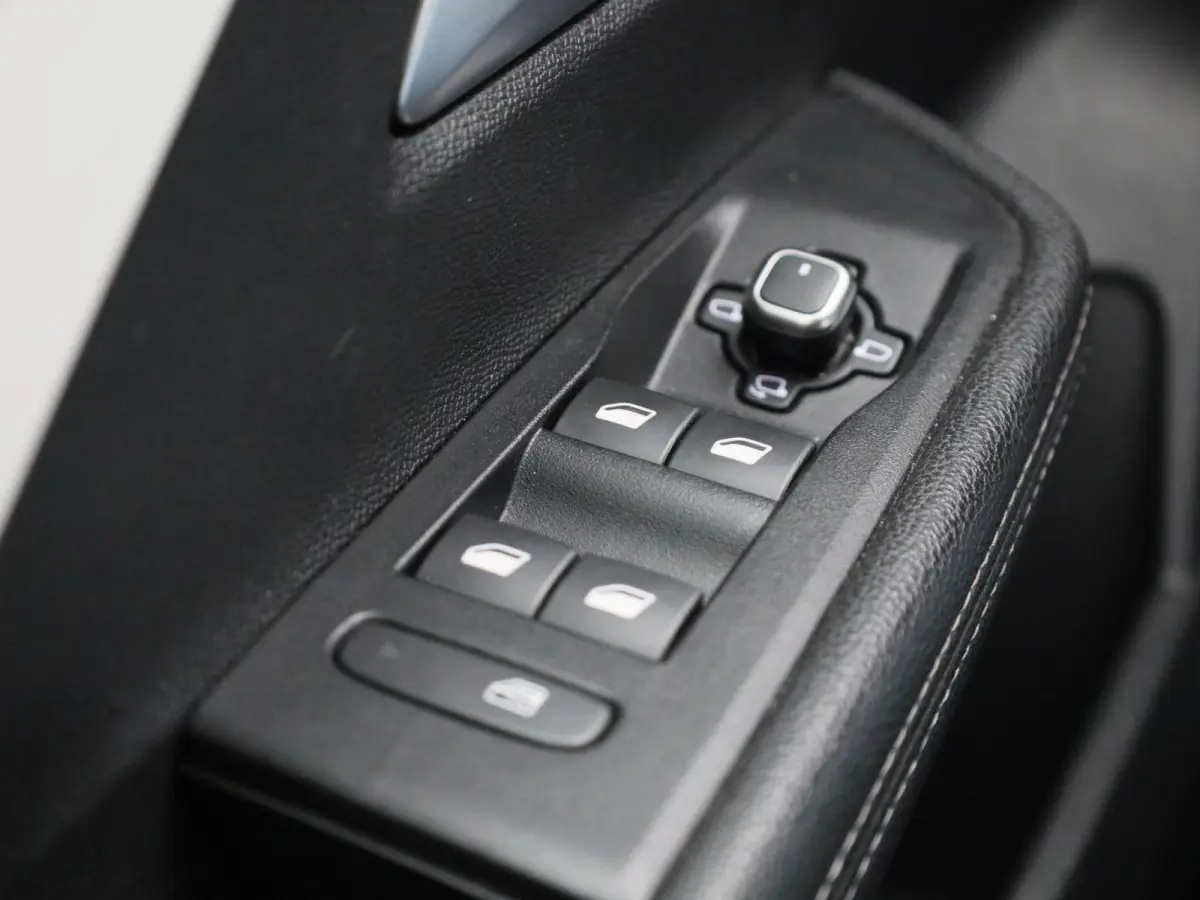 1.2 Business Elegance | AUTOMAAT | ACHTERUITRIJCAMERA | STOELVERWARMING | APPLE CARPLAY / ANDROID AUTO | ADAPTIEVE CRUISECONTROL | DAB+ |