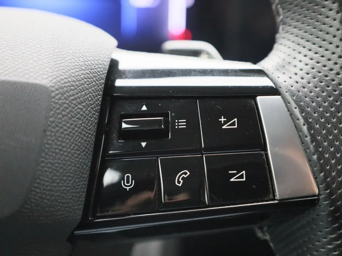 1.2 Business Elegance | AUTOMAAT | ACHTERUITRIJCAMERA | STOELVERWARMING | APPLE CARPLAY / ANDROID AUTO | ADAPTIEVE CRUISECONTROL | DAB+ |