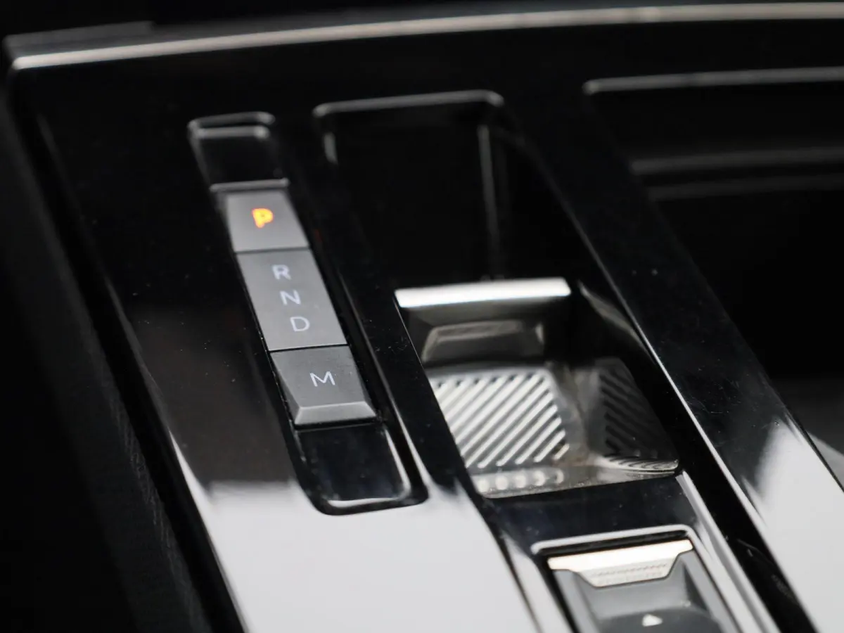 1.2 Business Elegance | AUTOMAAT | ACHTERUITRIJCAMERA | STOELVERWARMING | APPLE CARPLAY / ANDROID AUTO | ADAPTIEVE CRUISECONTROL | DAB+ |