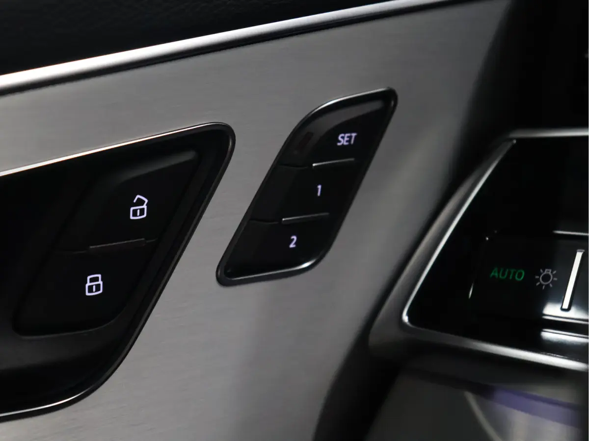 60 TFSI e quattro Competition [S-LINE, SCHUIFKANTELDAK, APPLE CARPLAY, STOELVERWARMING, MEMORY SEATS, HEAD UP DISPLAY, DIGITAL DASH, CAMERA, PDC V+A, ELEKTRISCHE ACHTERKLEP, NIEUWSTAAT]