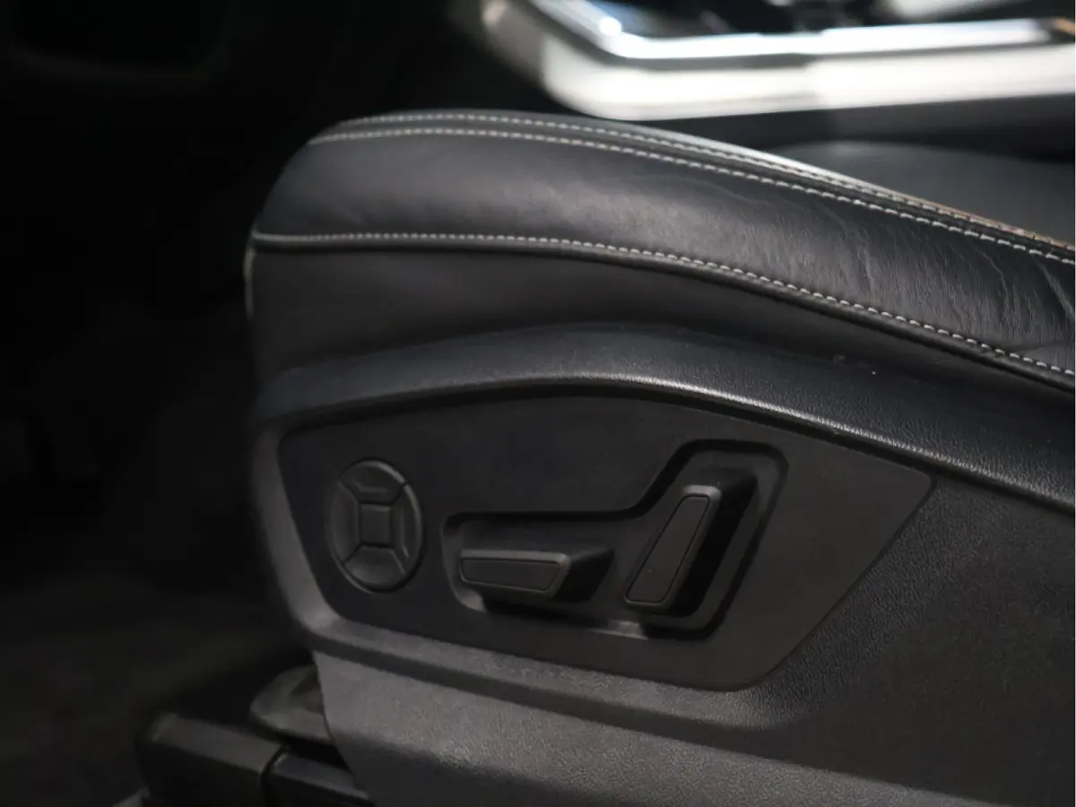 60 TFSI e quattro Competition [S-LINE, SCHUIFKANTELDAK, APPLE CARPLAY, STOELVERWARMING, MEMORY SEATS, HEAD UP DISPLAY, DIGITAL DASH, CAMERA, PDC V+A, ELEKTRISCHE ACHTERKLEP, NIEUWSTAAT]