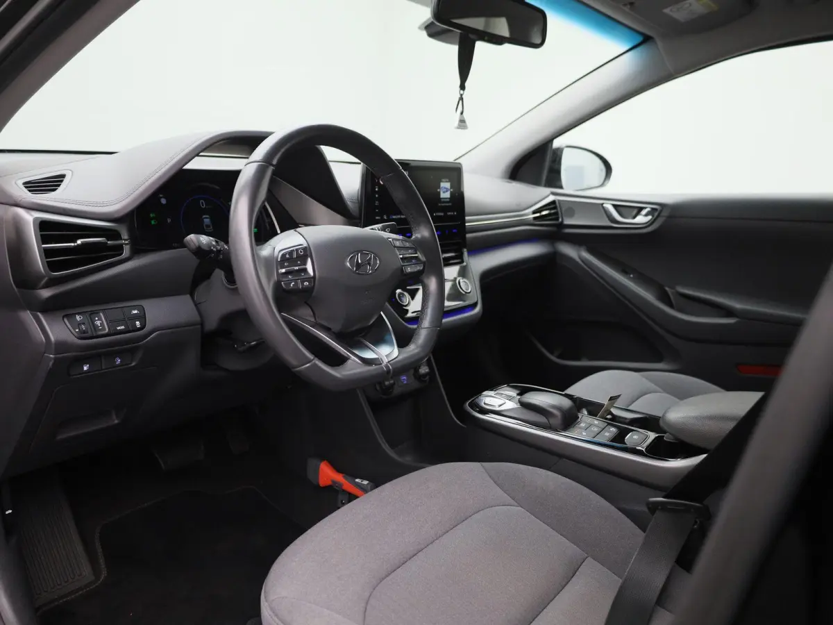 Comfort EV 38 kWh | 100% SOH | ACHTERUITRIJCAMERA | STOELVERWARMING | APPLE CARPLAY - ANDROID AUTO | INFINITY AUDIO | KEYLESS START |