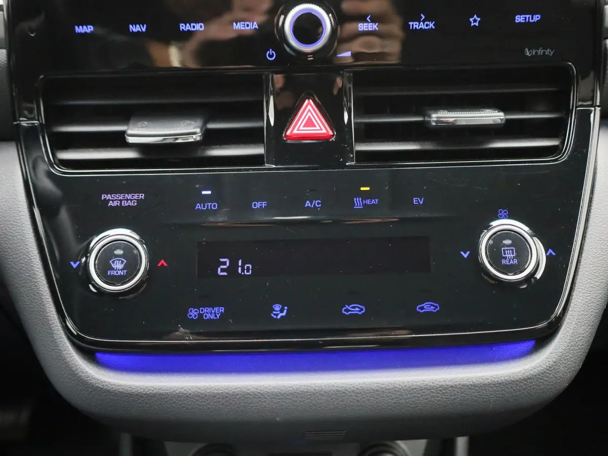 Comfort EV 38 kWh | 100% SOH | ACHTERUITRIJCAMERA | STOELVERWARMING | APPLE CARPLAY - ANDROID AUTO | INFINITY AUDIO | KEYLESS START |