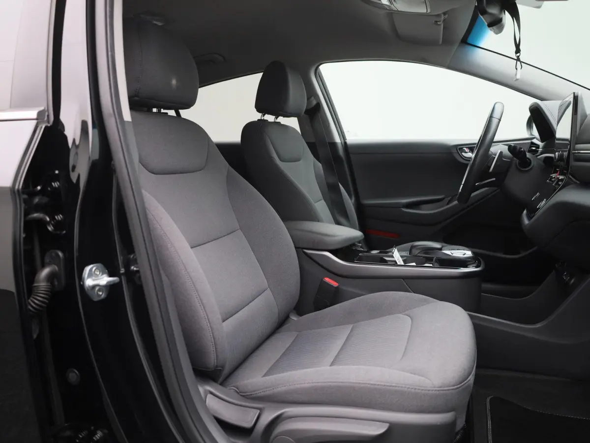 Comfort EV 38 kWh | 100% SOH | ACHTERUITRIJCAMERA | STOELVERWARMING | APPLE CARPLAY - ANDROID AUTO | INFINITY AUDIO | KEYLESS START |