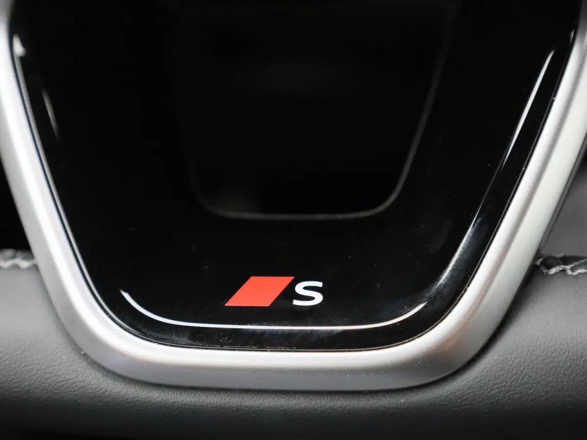 S edition 100 kWh | 360 Camera | B&O audio | S-line | Navigatie | 21 Inch Velgen | Head-up display | Stoel/stuur verwarming |