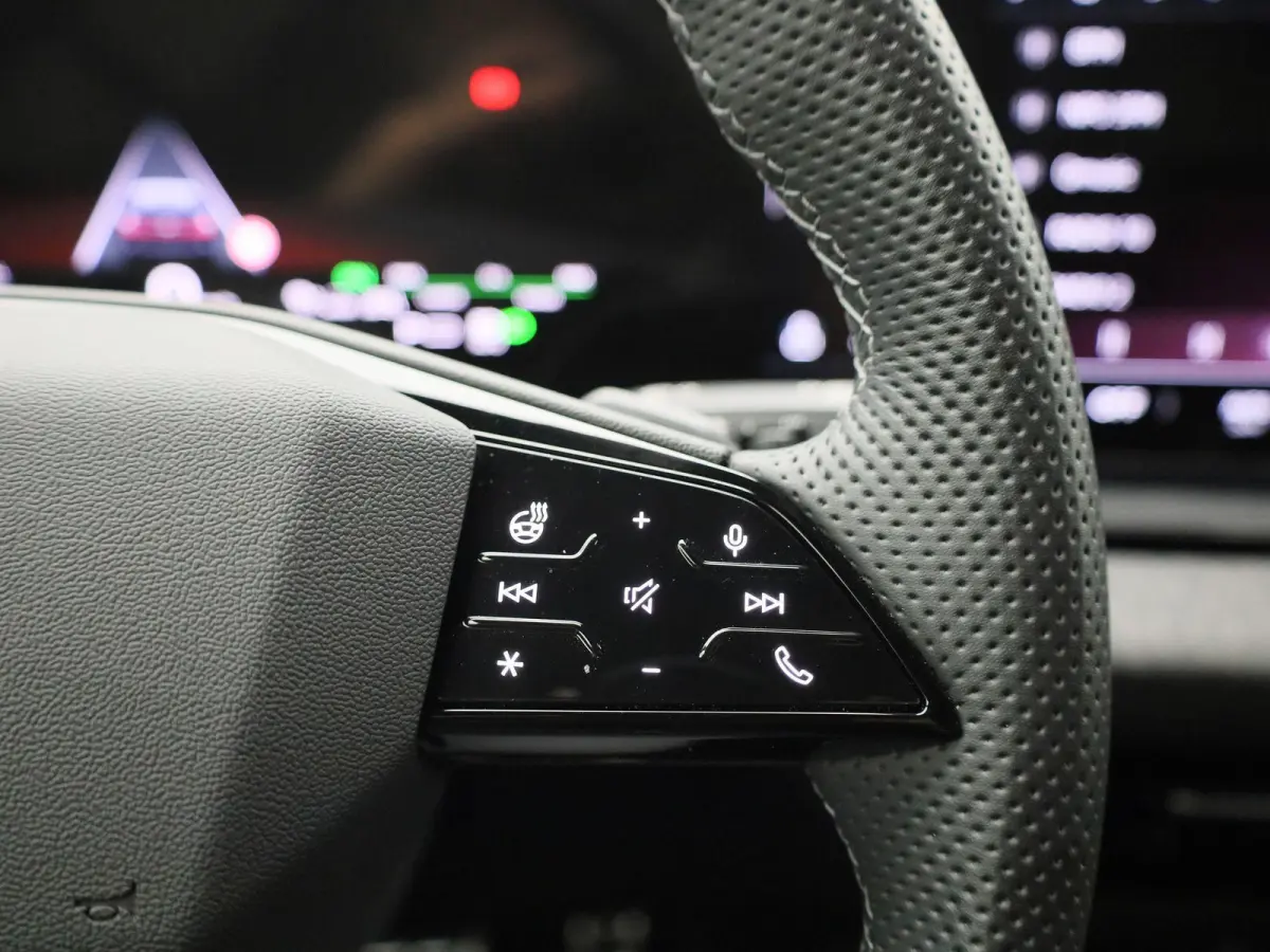 S edition 100 kWh | 360 Camera | B&O audio | S-line | Navigatie | 21 Inch Velgen | Head-up display | Stoel/stuur verwarming |