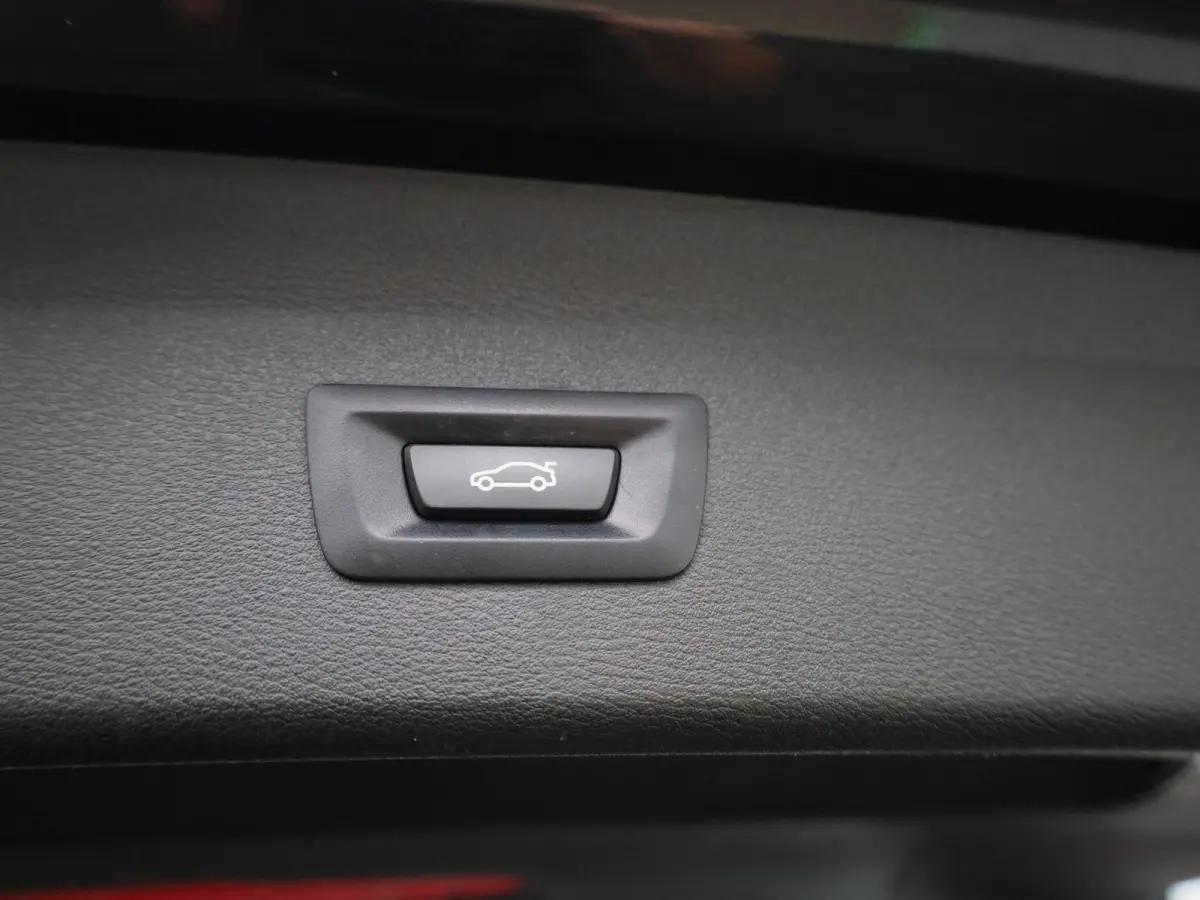xDrive25e Executive | ACHTERUITRIJCAMERA | ELEKTRISCHE KOFFERKLEP | STOELVERWARMING | TREKHAAK | CRUISE CONTROL | HEAD-UP | NAVIGATIE | LICHTMETALEN VELGEN | LEDER |
