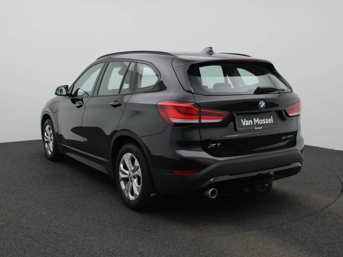 xDrive25e Executive | ACHTERUITRIJCAMERA | ELEKTRISCHE KOFFERKLEP | STOELVERWARMING | TREKHAAK | CRUISE CONTROL | HEAD-UP | NAVIGATIE | LICHTMETALEN VELGEN | LEDER |