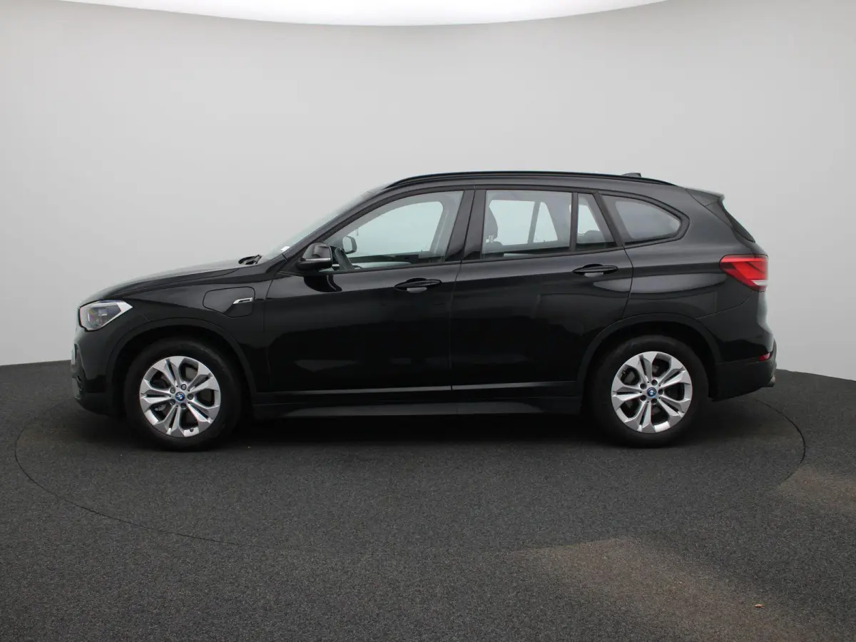xDrive25e Executive | ACHTERUITRIJCAMERA | ELEKTRISCHE KOFFERKLEP | STOELVERWARMING | TREKHAAK | CRUISE CONTROL | HEAD-UP | NAVIGATIE | LICHTMETALEN VELGEN | LEDER |