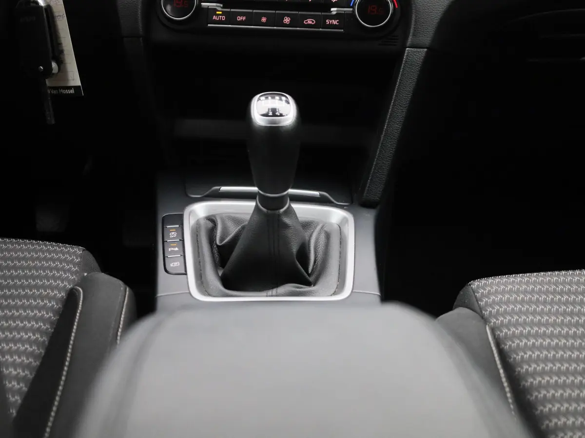 1.0 T-GDi DynamicLine | ACHTERUITRIJCAMERA | APPLE CARPLAY - ANDROID AUTO | CLIMATE CONTROL | CRUISE CONTROL | LANE ASSIST |