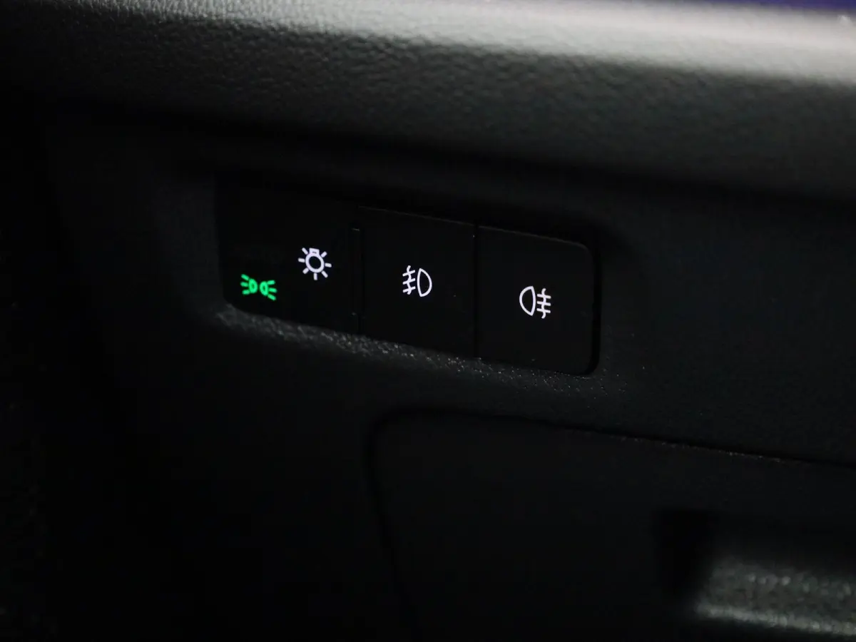 1.0 e-TSI Business Edition Plus | PANORAMADAK | APPLE CARPLAY - ANDROID AUTO | ELEKTRISCHE KOFFERKLEP | PARKEERSENSOREN | ADAPTIVE CRUISE CONTROL | CLIMATE CONTROL |