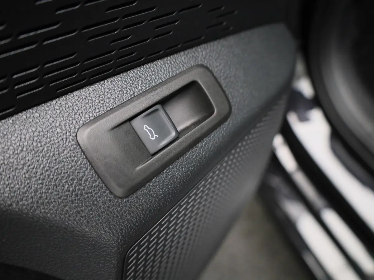 1.0 e-TSI Business Edition Plus | PANORAMADAK | APPLE CARPLAY - ANDROID AUTO | ELEKTRISCHE KOFFERKLEP | PARKEERSENSOREN | ADAPTIVE CRUISE CONTROL | CLIMATE CONTROL |