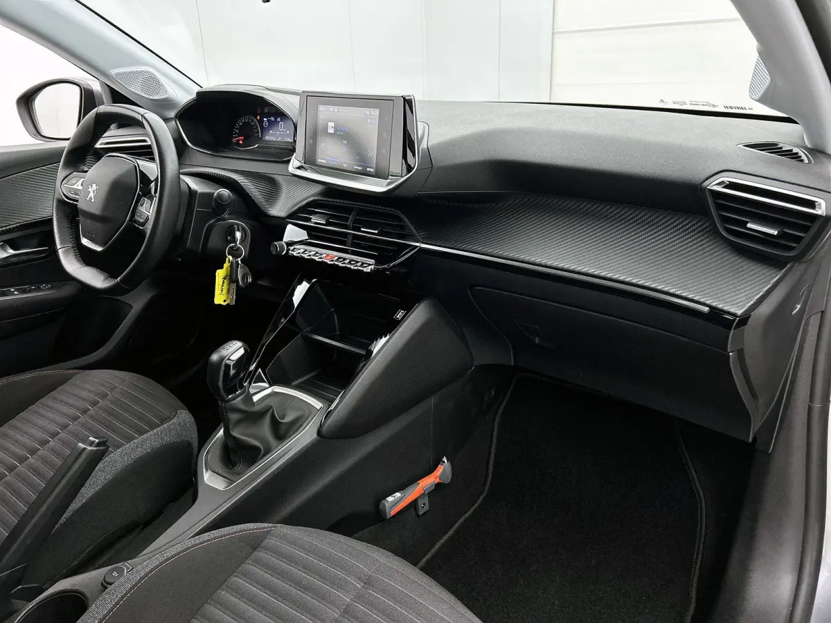 Active Pack 75pk | Navigatie via Apple Carplay / Android Auto | Airco | Cruise Control | Parkeersensoren | Led koplampen | Bluetooth | DAB+ radio | Automatisch dimlicht | Elektrisch inklapba