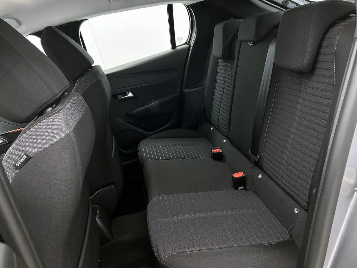 Active Pack 75pk | Navigatie via Apple Carplay / Android Auto | Airco | Cruise Control | Parkeersensoren | Led koplampen | Bluetooth | DAB+ radio | Automatisch dimlicht | Elektrisch inklapba