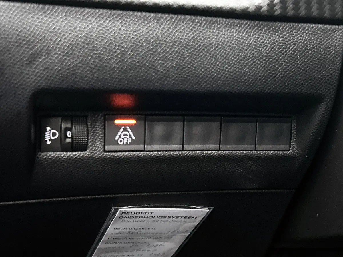 Active Pack 75pk | Navigatie via Apple Carplay / Android Auto | Airco | Cruise Control | Parkeersensoren | Led koplampen | Bluetooth | DAB+ radio | Automatisch dimlicht | Elektrisch inklapba