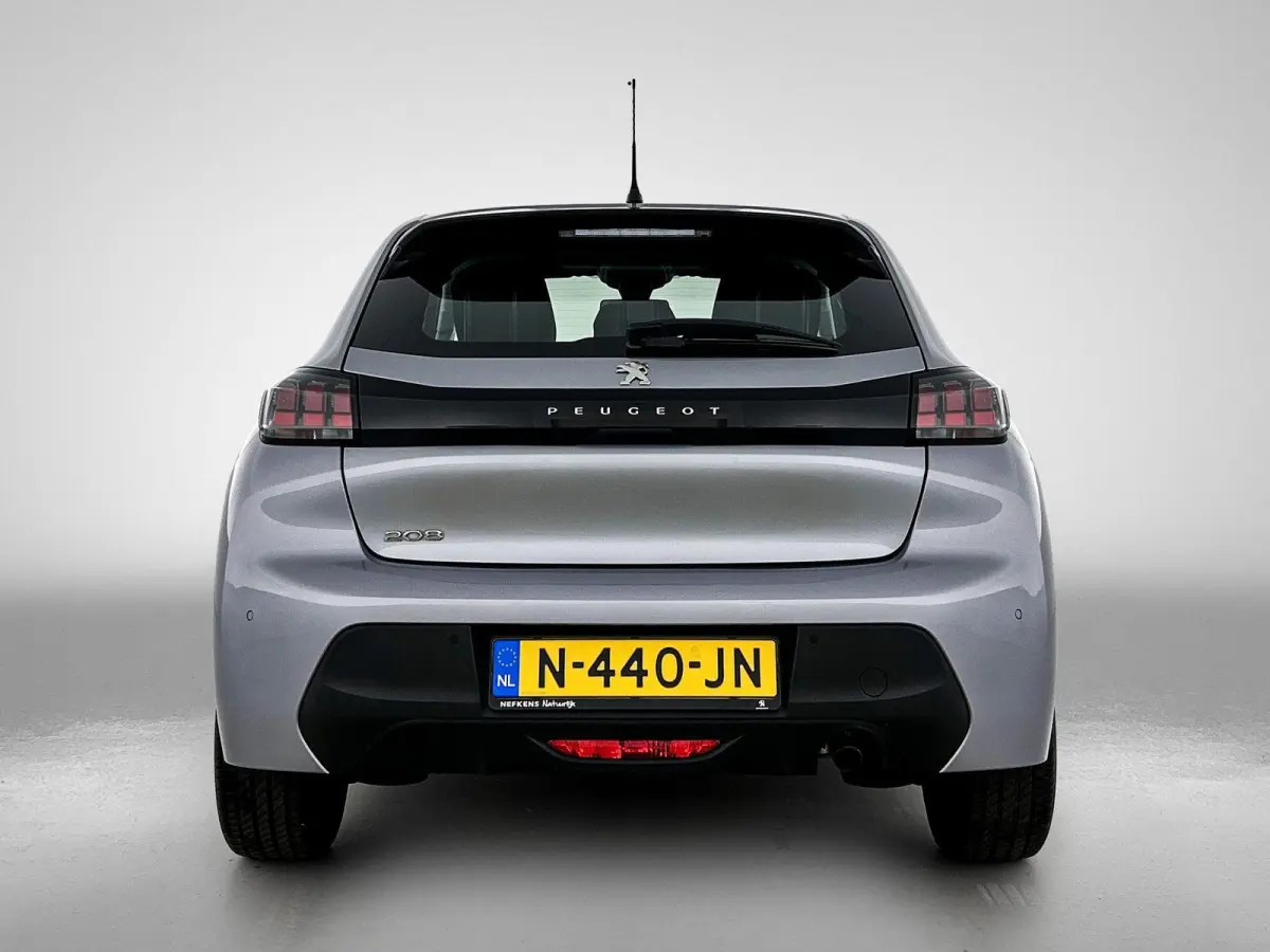 Active Pack 75pk | Navigatie via Apple Carplay / Android Auto | Airco | Cruise Control | Parkeersensoren | Led koplampen | Bluetooth | DAB+ radio | Automatisch dimlicht | Elektrisch inklapba