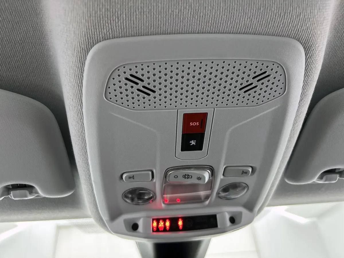 Active Pack 75pk | Navigatie via Apple Carplay / Android Auto | Airco | Cruise Control | Parkeersensoren | Led koplampen | Bluetooth | DAB+ radio | Automatisch dimlicht | Elektrisch inklapba