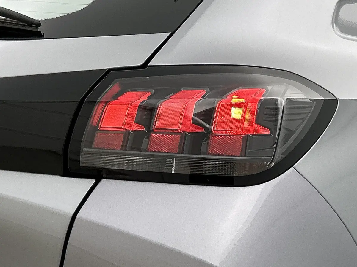 Active Pack 75pk | Navigatie via Apple Carplay / Android Auto | Airco | Cruise Control | Parkeersensoren | Led koplampen | Bluetooth | DAB+ radio | Automatisch dimlicht | Elektrisch inklapba