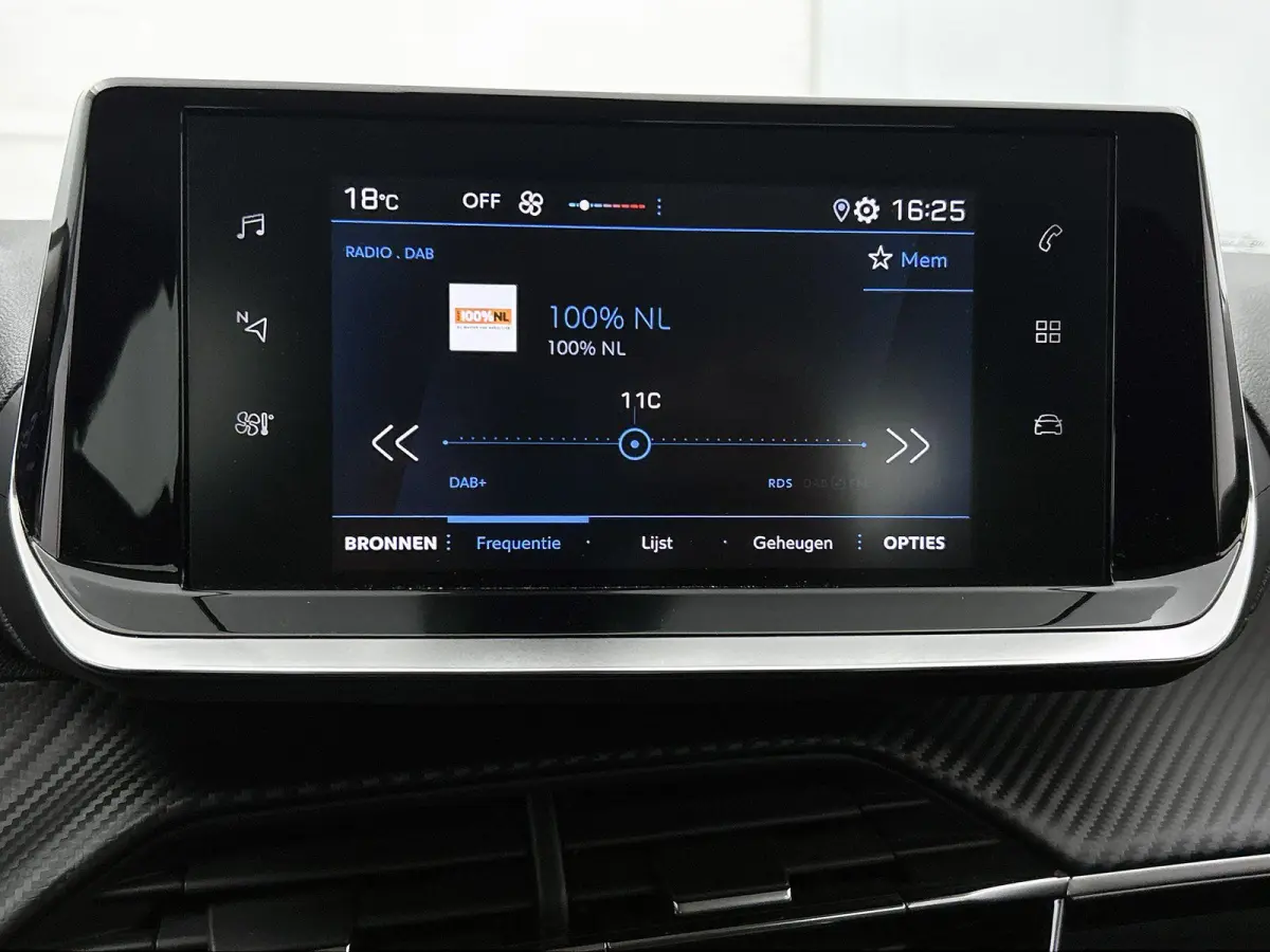 Active Pack 75pk | Navigatie via Apple Carplay / Android Auto | Airco | Cruise Control | Parkeersensoren | Led koplampen | Bluetooth | DAB+ radio | Automatisch dimlicht | Elektrisch inklapba