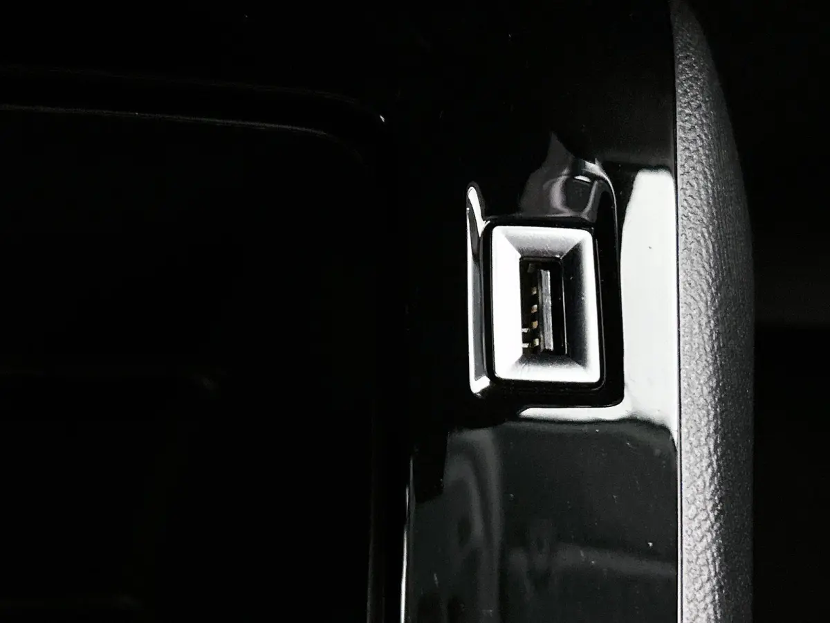Active Pack 75pk | Navigatie via Apple Carplay / Android Auto | Airco | Cruise Control | Parkeersensoren | Led koplampen | Bluetooth | DAB+ radio | Automatisch dimlicht | Elektrisch inklapba