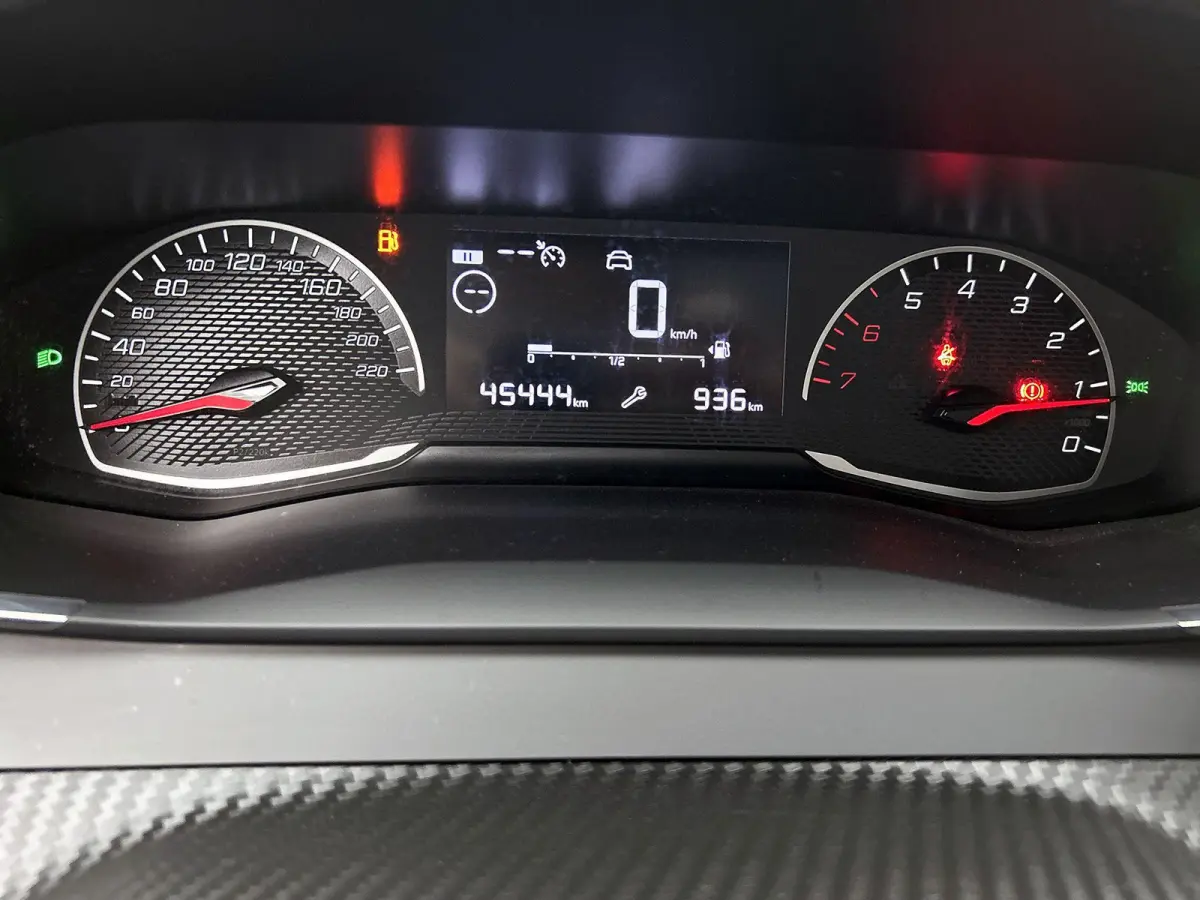 Active Pack 75pk | Navigatie via Apple Carplay / Android Auto | Airco | Cruise Control | Parkeersensoren | Led koplampen | Bluetooth | DAB+ radio | Automatisch dimlicht | Elektrisch inklapba
