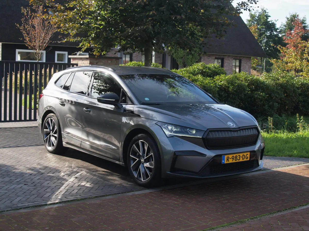 80 Sportline | SOH 97% | Camera | Sfeerverlichting | ACC | Sportstoelen | NL-Auto | Zware Accu |
