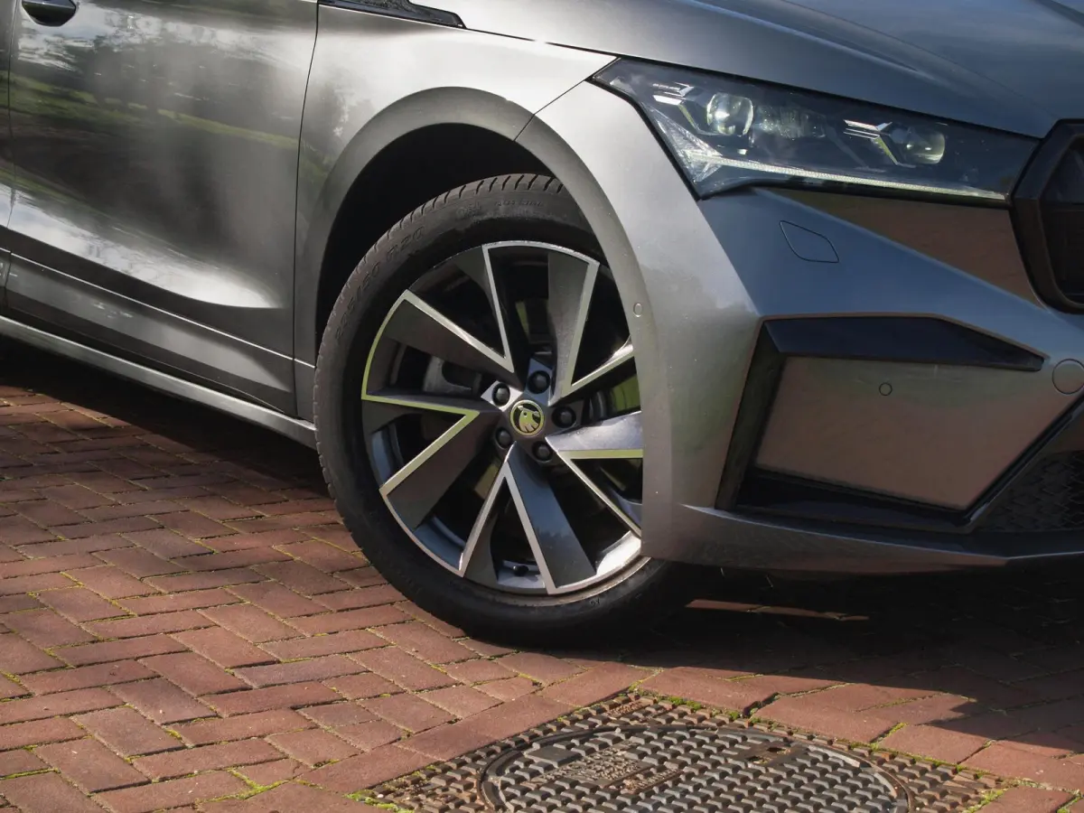 80 Sportline | SOH 97% | Camera | Sfeerverlichting | ACC | Sportstoelen | NL-Auto | Zware Accu |