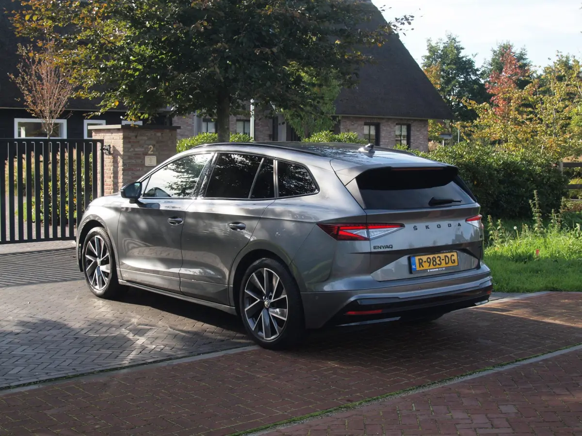 80 Sportline | SOH 97% | Camera | Sfeerverlichting | ACC | Sportstoelen | NL-Auto | Zware Accu |