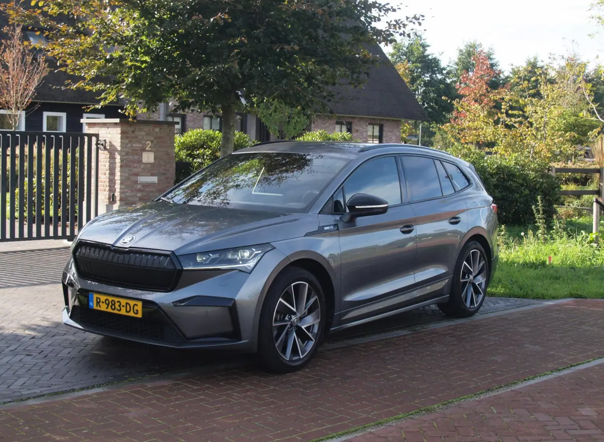 80 Sportline | SOH 97% | Camera | Sfeerverlichting | ACC | Sportstoelen | NL-Auto | Zware Accu |