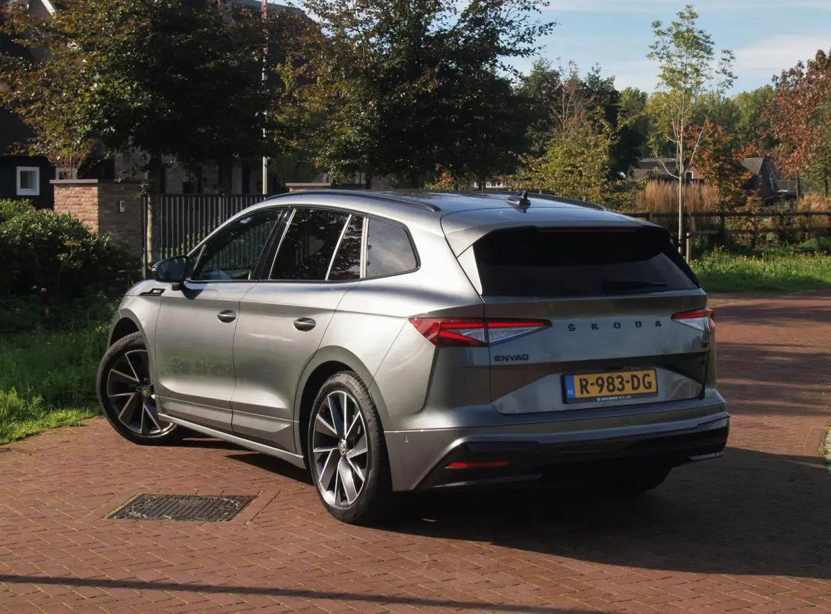 80 Sportline | SOH 97% | Camera | Sfeerverlichting | ACC | Sportstoelen | NL-Auto | Zware Accu |