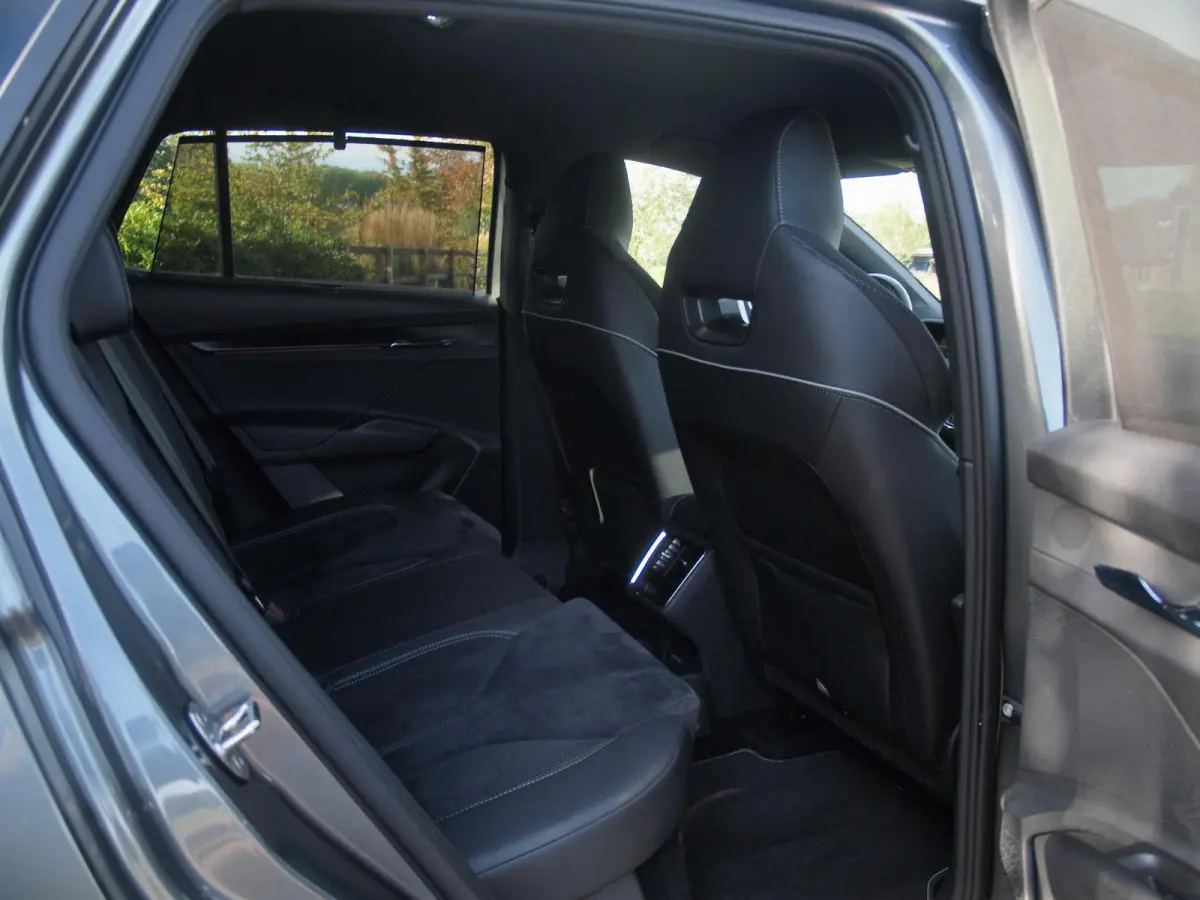 80 Sportline | SOH 97% | Camera | Sfeerverlichting | ACC | Sportstoelen | NL-Auto | Zware Accu |