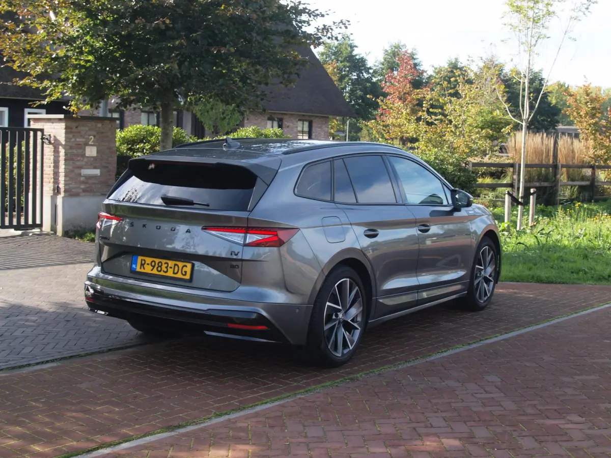 80 Sportline | SOH 97% | Camera | Sfeerverlichting | ACC | Sportstoelen | NL-Auto | Zware Accu |