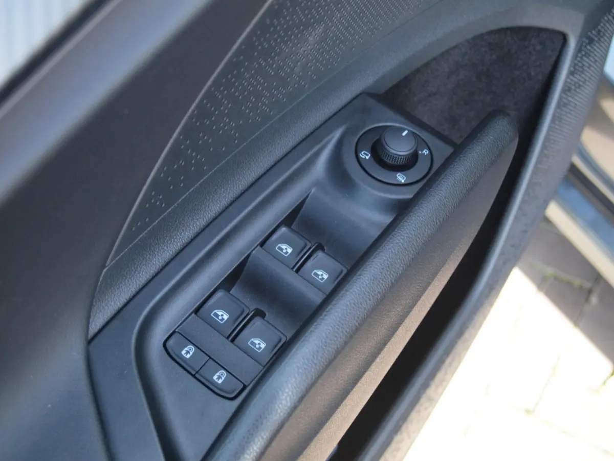 80 Sportline | SOH 97% | Camera | Sfeerverlichting | ACC | Sportstoelen | NL-Auto | Zware Accu |