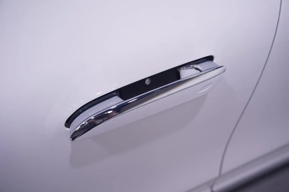 300 Apple Carplay DAB 2-Zone Clima LED elek. Stoelen met Memory Stoelverwarming voor Achteruitrijcamera LMV 19" Draadloos telefoonladen