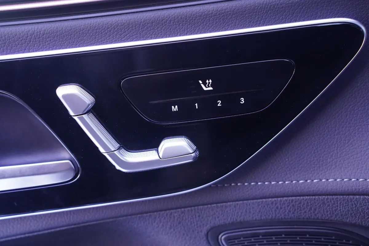 300 Apple Carplay DAB 2-Zone Clima LED elek. Stoelen met Memory Stoelverwarming voor Achteruitrijcamera LMV 19" Draadloos telefoonladen