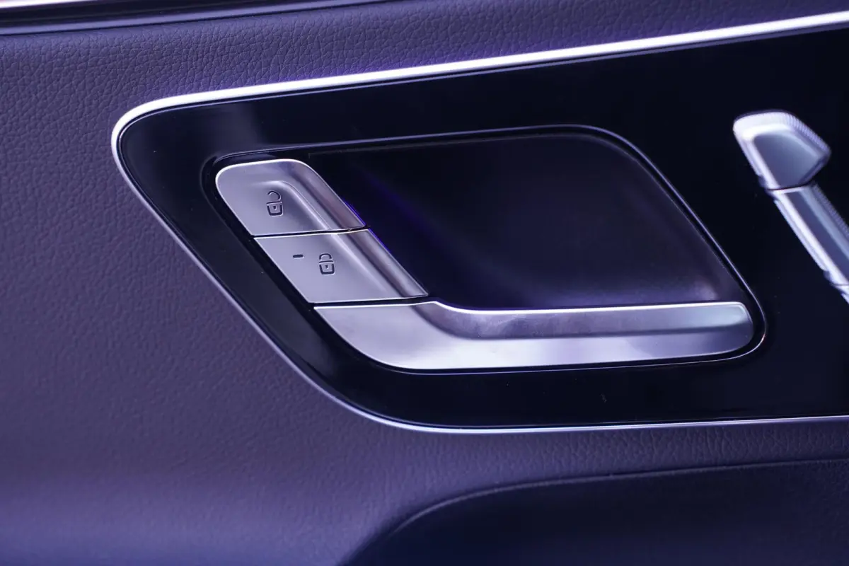300 Apple Carplay DAB 2-Zone Clima LED elek. Stoelen met Memory Stoelverwarming voor Achteruitrijcamera LMV 19" Draadloos telefoonladen