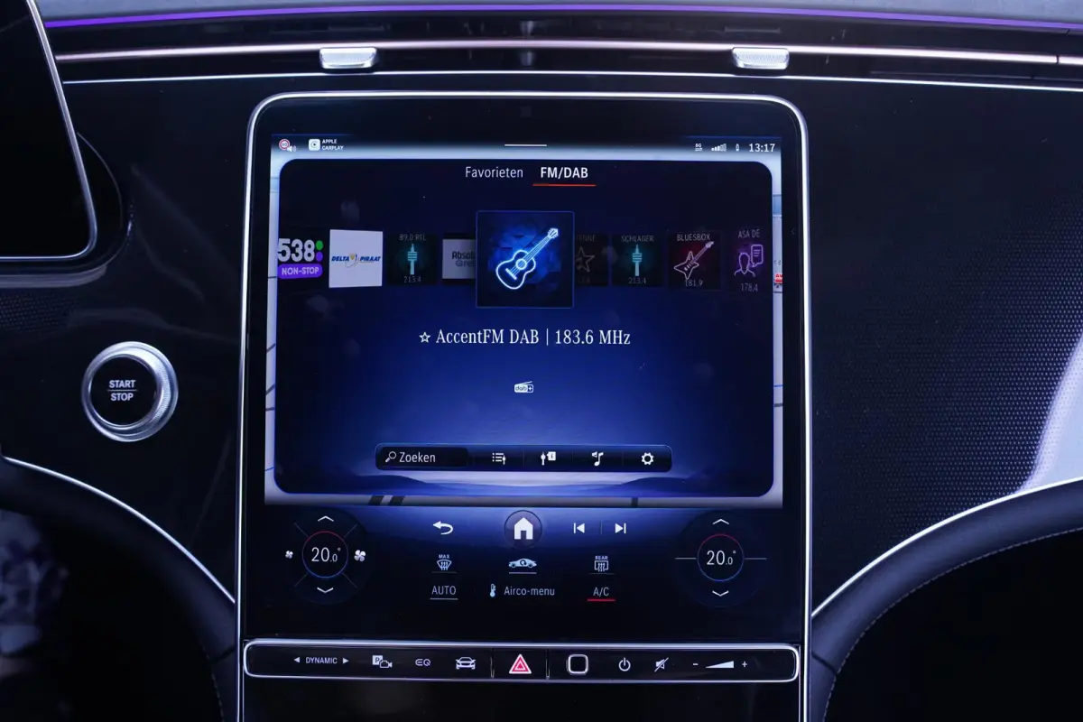 300 Apple Carplay DAB 2-Zone Clima LED elek. Stoelen met Memory Stoelverwarming voor Achteruitrijcamera LMV 19" Draadloos telefoonladen