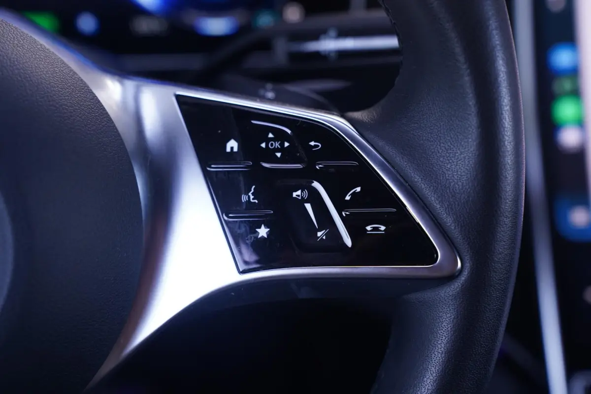 300 Apple Carplay DAB 2-Zone Clima LED elek. Stoelen met Memory Stoelverwarming voor Achteruitrijcamera LMV 19" Draadloos telefoonladen
