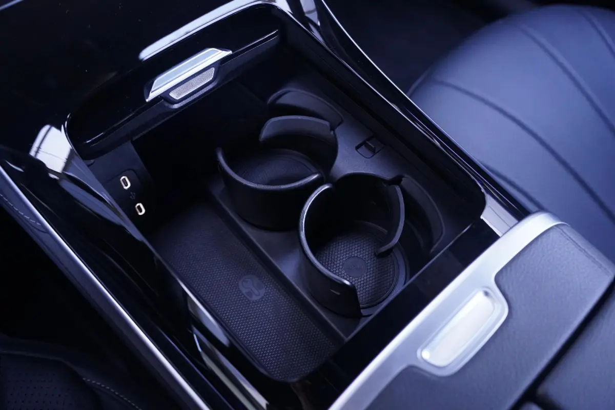 300 Apple Carplay DAB 2-Zone Clima LED elek. Stoelen met Memory Stoelverwarming voor Achteruitrijcamera LMV 19" Draadloos telefoonladen