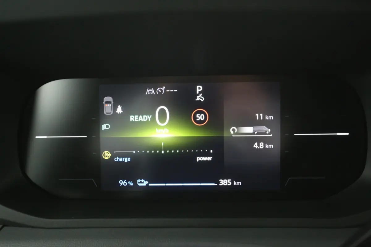 3,5t Long Range 87 kWh L2H2 | NIEUW | Snelladen | SOH 99% | Clima | Carplay | 2500kg Trekgew. | Virtual | Camera | 3 Zits | LED