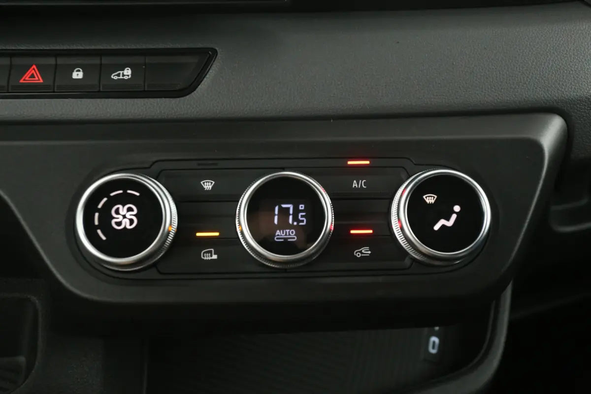 3,5t Long Range 87 kWh L2H2 | NIEUW | Snelladen | SOH 99% | Clima | Carplay | 2500kg Trekgew. | Virtual | Camera | 3 Zits | LED