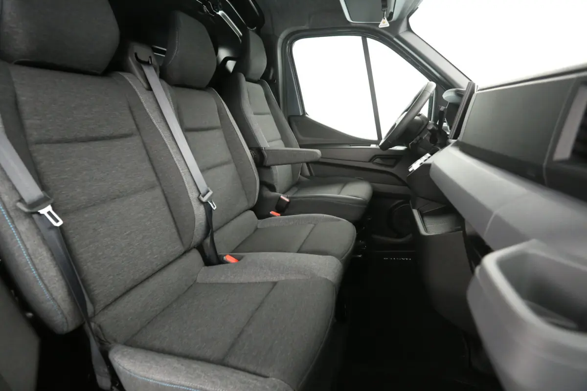 3,5t Long Range 87 kWh L2H2 | NIEUW | Snelladen | SOH 99% | Clima | Carplay | 2500kg Trekgew. | Virtual | Camera | 3 Zits | LED