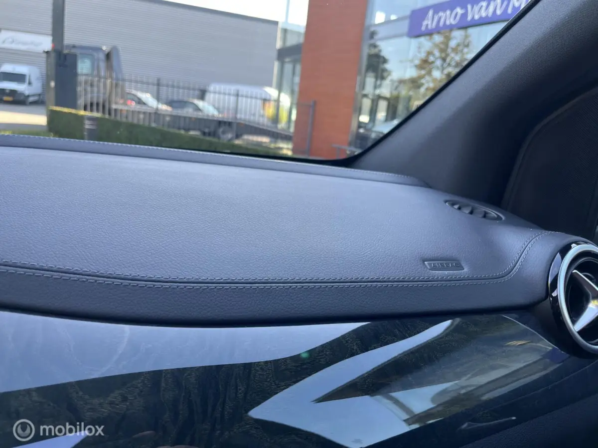 180 Business Solution AMG Upgrade Edition Panoramadak, Trekhaak, Sfeerverlichting