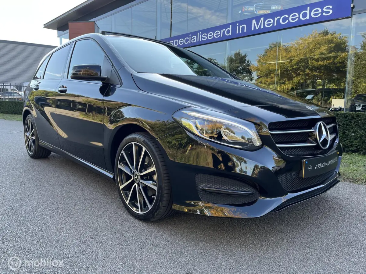 180 Business Solution AMG Upgrade Edition Panoramadak, Trekhaak, Sfeerverlichting