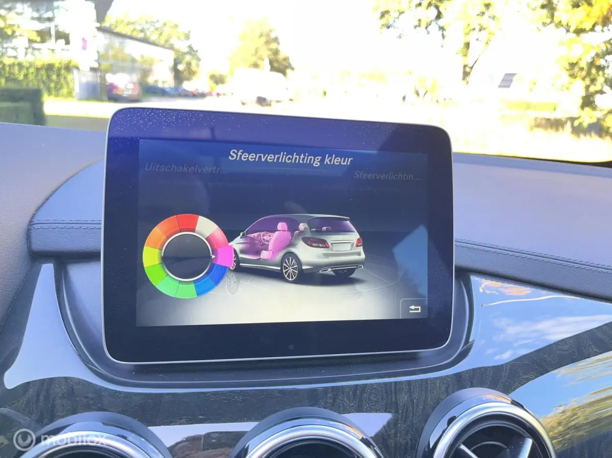 180 Business Solution AMG Upgrade Edition Panoramadak, Trekhaak, Sfeerverlichting