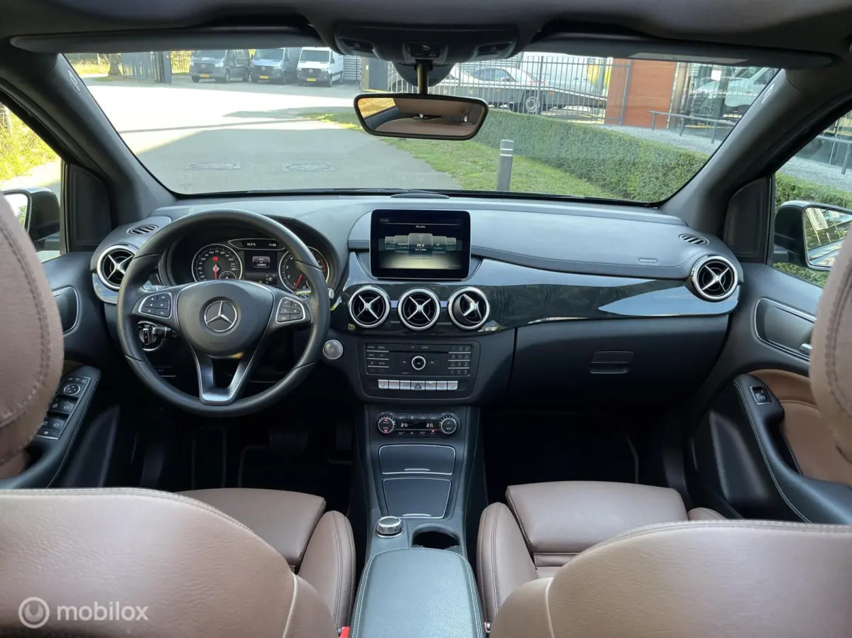 180 Business Solution AMG Upgrade Edition Panoramadak, Trekhaak, Sfeerverlichting