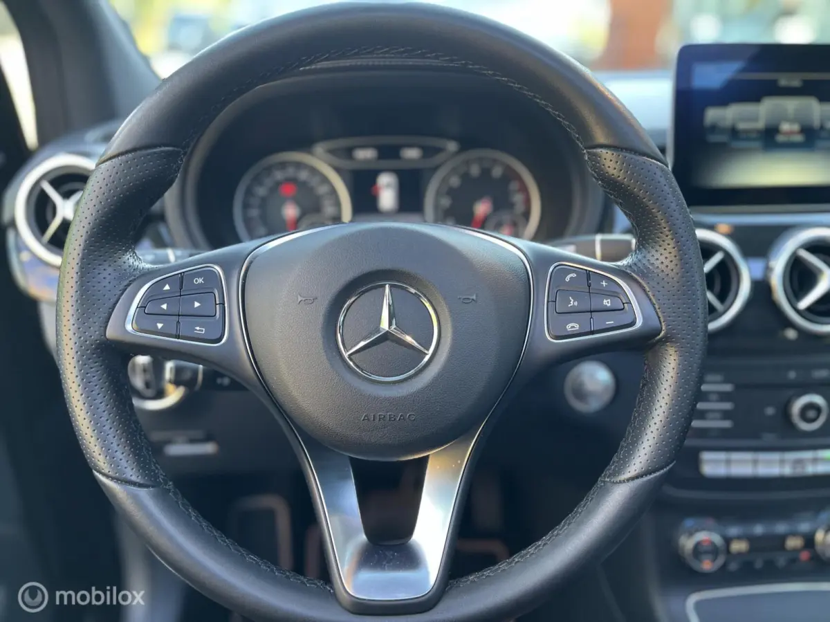 180 Business Solution AMG Upgrade Edition Panoramadak, Trekhaak, Sfeerverlichting